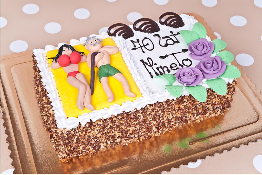 Tort obrabiany masą cukrową z figurkami na życzenie nr: 4